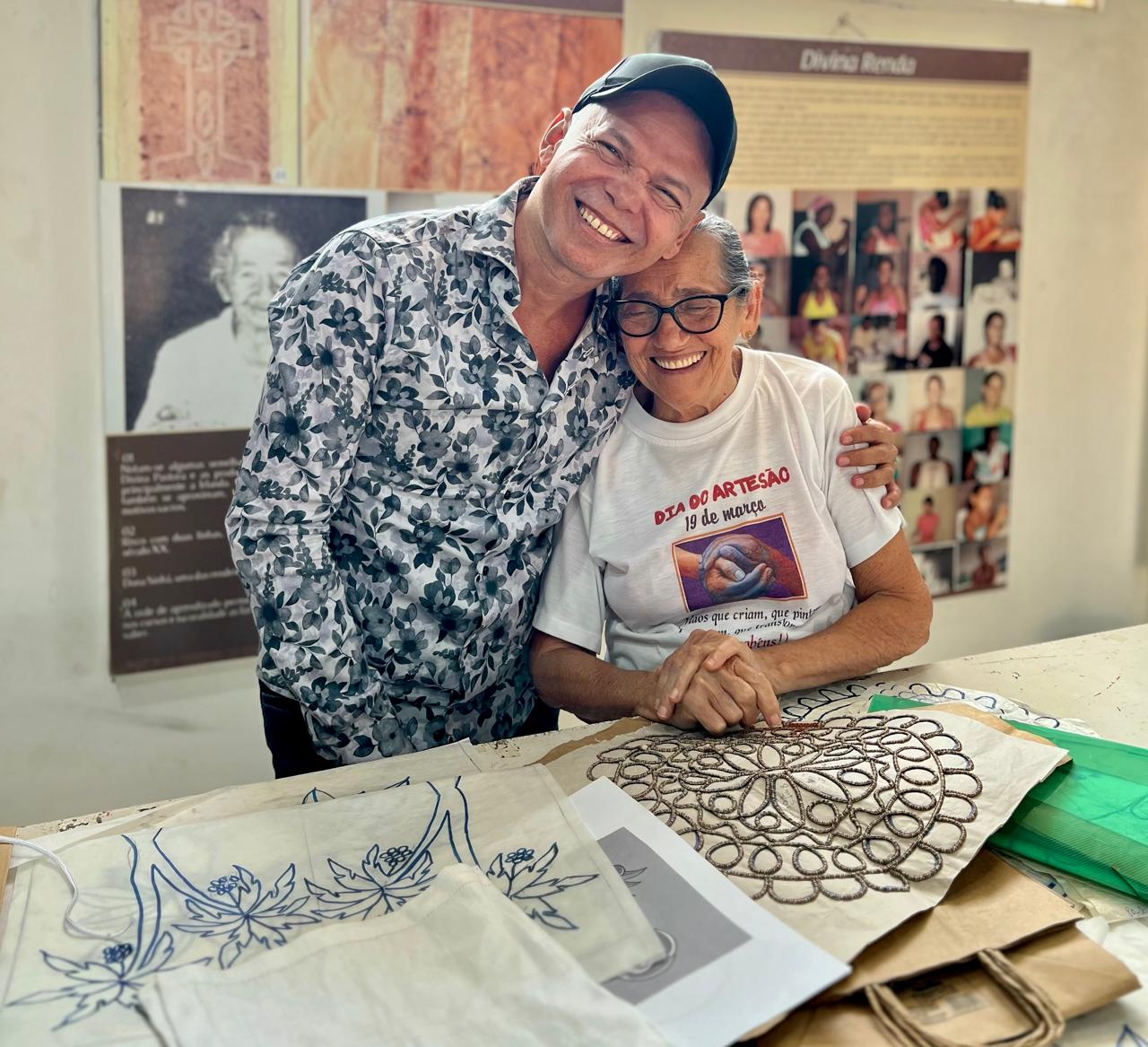 Artesã tecendo renda